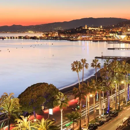 Villa De Prestige En Bord De Dans La Baie De Cannes
