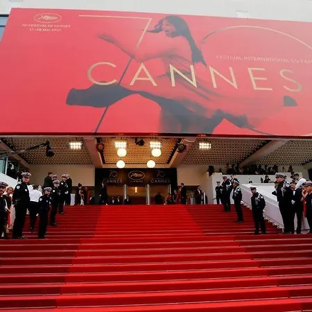 De Prestige En Bord De Dans La Baie De Cannes * 테울쉬르메르
