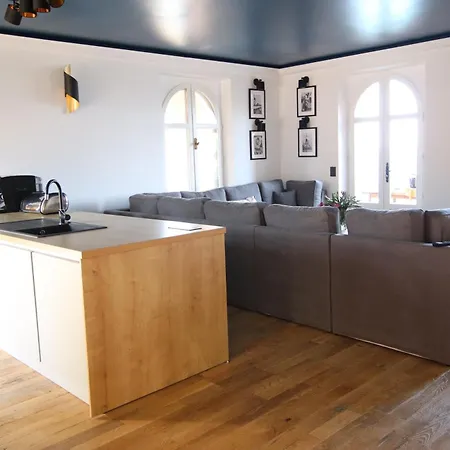 De Prestige En Bord De Dans La Baie De Cannes *