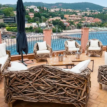 De Prestige En Bord De Dans La Baie De Cannes